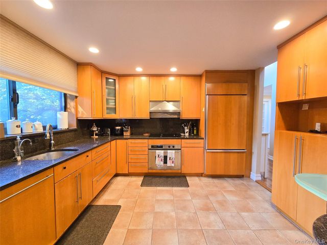 54 Acorn Ponds Drive 271, Roslyn, NY 11576