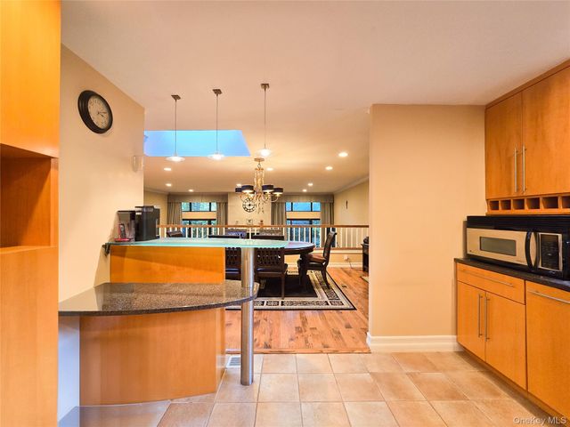 54 Acorn Ponds Drive 271, Roslyn, NY 11576