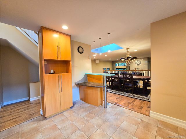 54 Acorn Ponds Drive 271, Roslyn, NY 11576