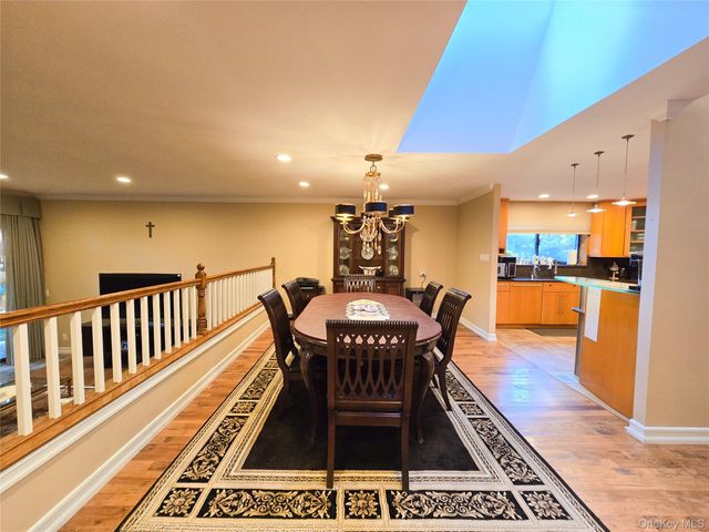 54 Acorn Ponds Drive 271, Roslyn, NY 11576