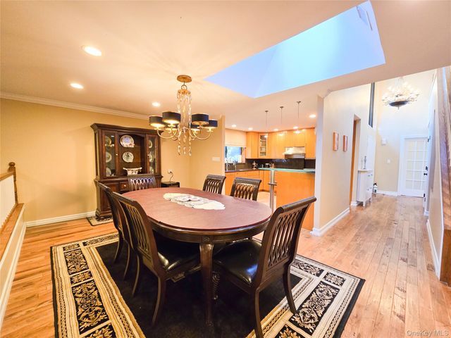 54 Acorn Ponds Drive 271, Roslyn, NY 11576