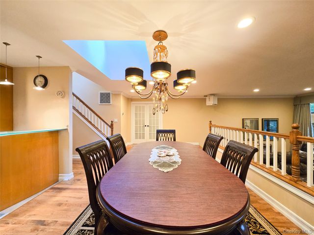 54 Acorn Ponds Drive 271, Roslyn, NY 11576