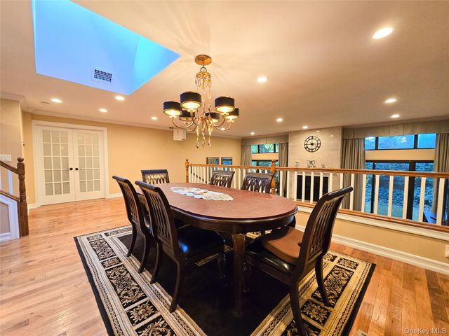 54 Acorn Ponds Drive 271, Roslyn, NY 11576