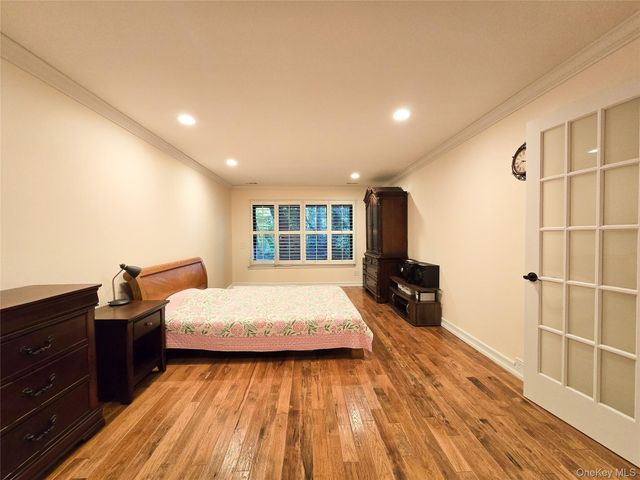 54 Acorn Ponds Drive 271, Roslyn, NY 11576