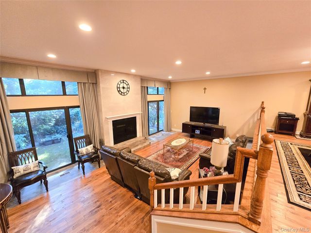 54 Acorn Ponds Drive 271, Roslyn, NY 11576