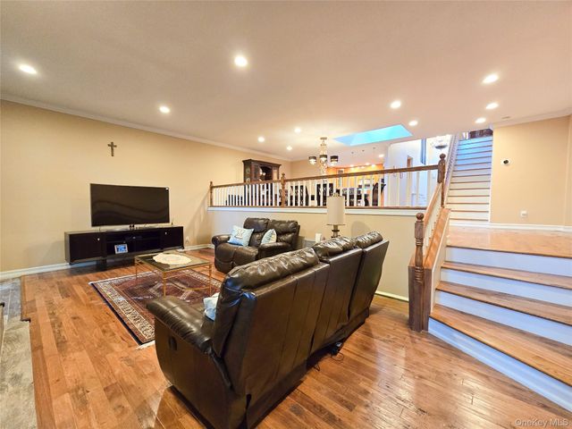 54 Acorn Ponds Drive 271, Roslyn, NY 11576