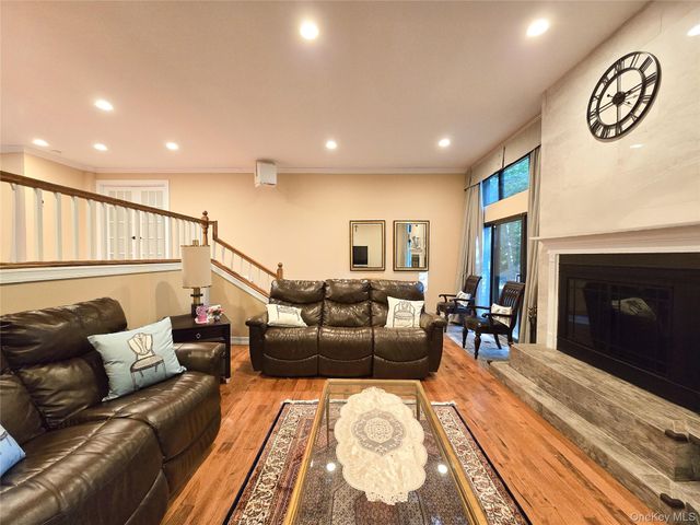 54 Acorn Ponds Drive 271, Roslyn, NY 11576