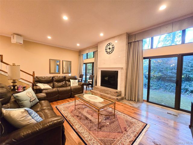 54 Acorn Ponds Drive 271, Roslyn, NY 11576