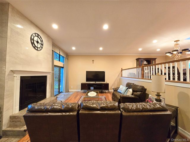 54 Acorn Ponds Drive 271, Roslyn, NY 11576