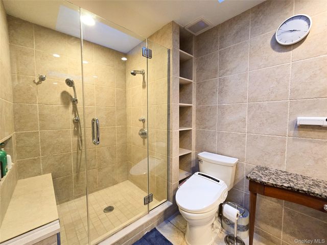 54 Acorn Ponds Drive 271, Roslyn, NY 11576