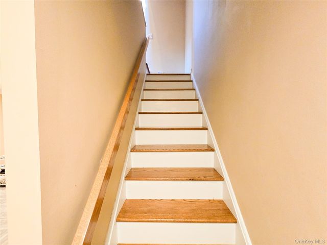 54 Acorn Ponds Drive 271, Roslyn, NY 11576