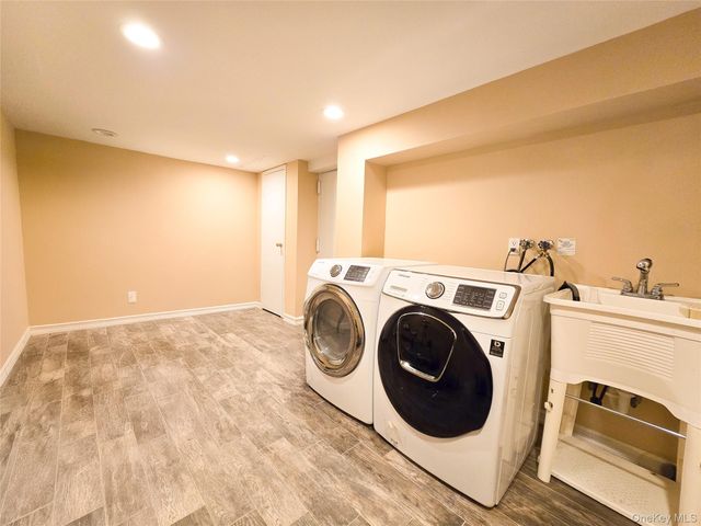 54 Acorn Ponds Drive 271, Roslyn, NY 11576