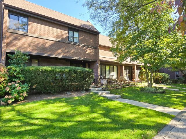 54 Acorn Ponds Drive 271, Roslyn, NY 11576