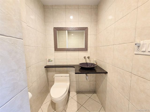 54 Acorn Ponds Drive 271, Roslyn, NY 11576