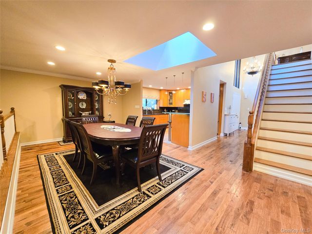 54 Acorn Ponds Drive 271, Roslyn, NY 11576