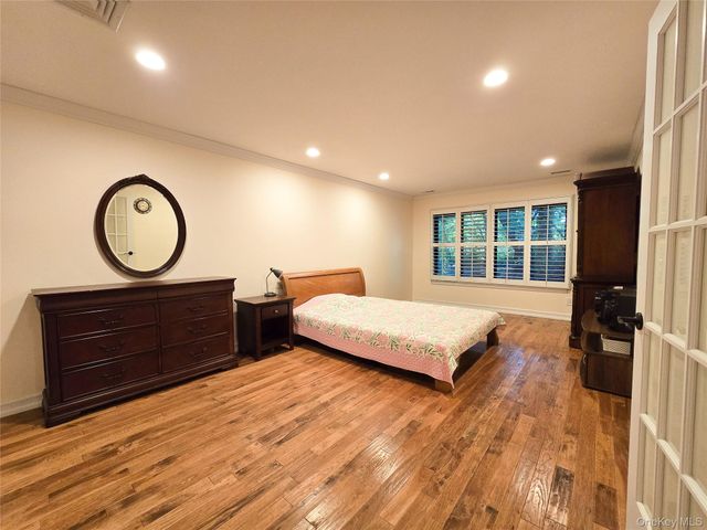 54 Acorn Ponds Drive 271, Roslyn, NY 11576