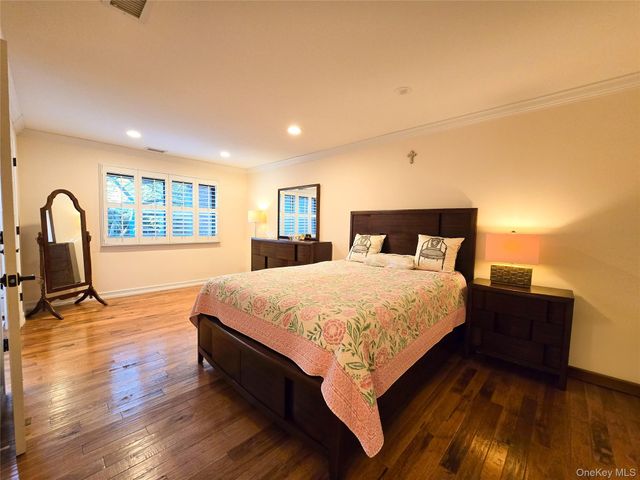 54 Acorn Ponds Drive 271, Roslyn, NY 11576