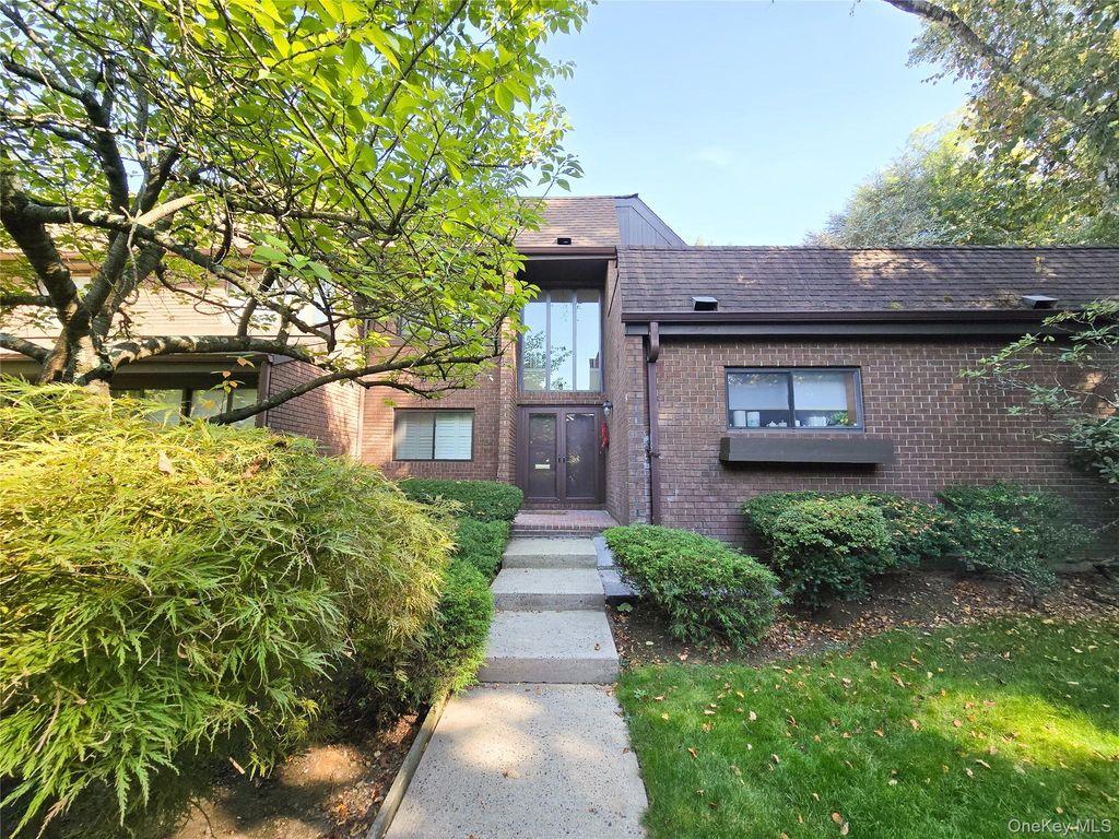 54 Acorn Ponds Drive 271, Roslyn, NY 11576