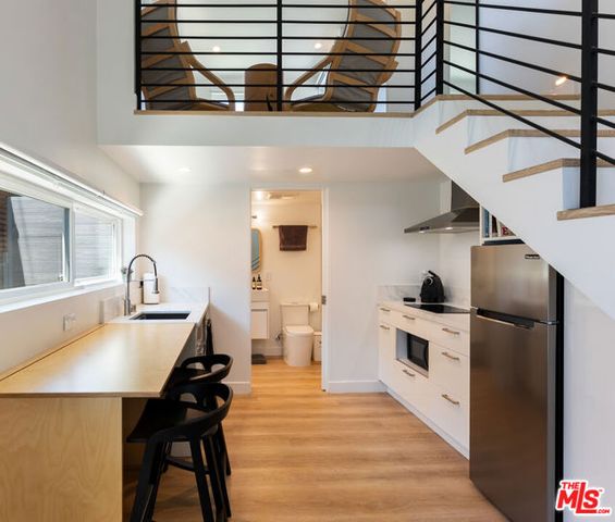 7807 Breen Avenue, Los Angeles, CA 90045