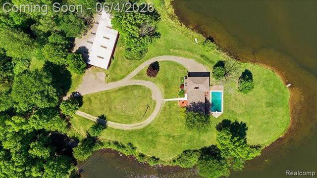 725 Deerpath Court, Ortonville, MI 48462