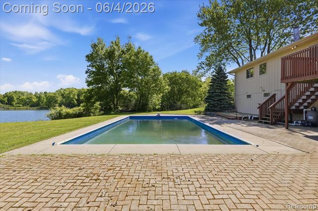 725 Deerpath Court, Ortonville, MI 48462