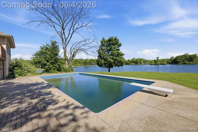 725 Deerpath Court, Ortonville, MI 48462