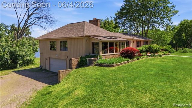 725 Deerpath Court, Ortonville, MI 48462