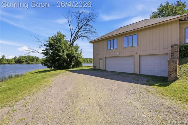 725 Deerpath Court, Ortonville, MI 48462