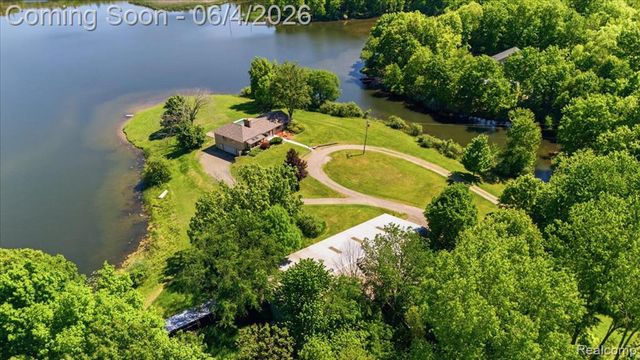 725 Deerpath Court, Ortonville, MI 48462