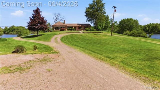 725 Deerpath Court, Ortonville, MI 48462