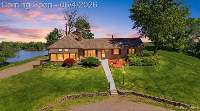 725 Deerpath Court, Ortonville, MI 48462