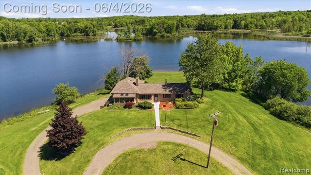 725 Deerpath Court, Ortonville, MI 48462