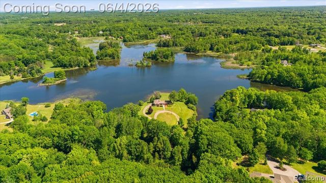 725 Deerpath Court, Ortonville, MI 48462