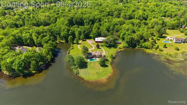 725 Deerpath Court, Ortonville, MI 48462