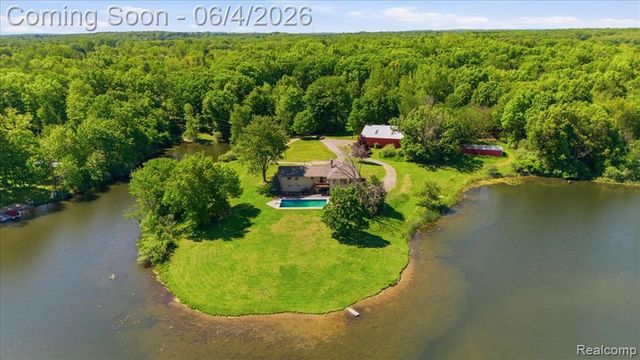 725 Deerpath Court, Ortonville, MI 48462