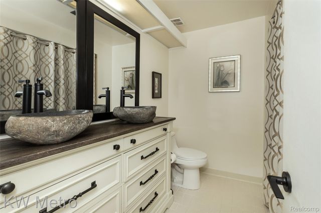 6613 Hearthstone Court 83, West Bloomfield Charter Township, MI 48322