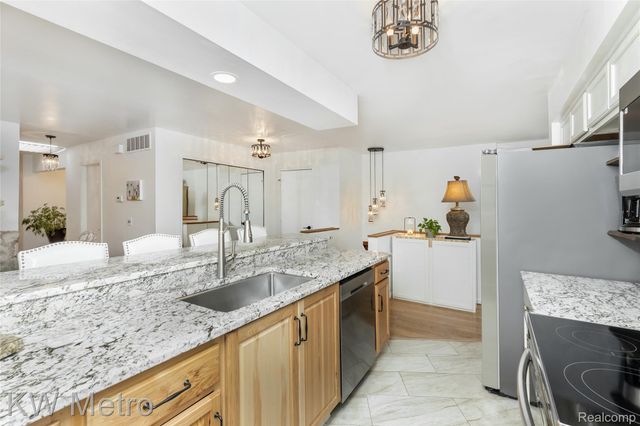 6613 Hearthstone Court 83, West Bloomfield Charter Township, MI 48322