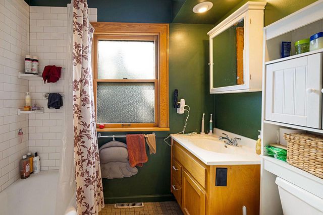 1020 E Manitoba STREET, Milwaukee, WI 53207