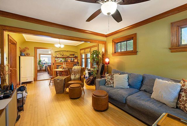1020 E Manitoba STREET, Milwaukee, WI 53207