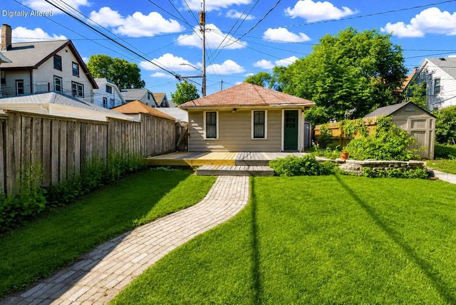1020 E Manitoba STREET, Milwaukee, WI 53207