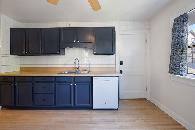 1020 E Manitoba STREET, Milwaukee, WI 53207