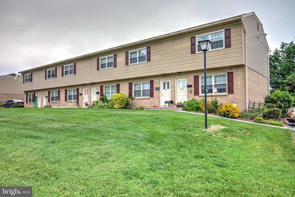 2-10 MEADOW VIEW DR, Leola, PA 17540