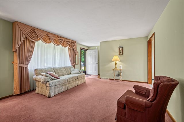 218 Brand Ave, Imperial, PA 15126