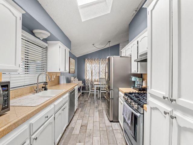 294 N Stanford Avenue, Fresno, CA 93727