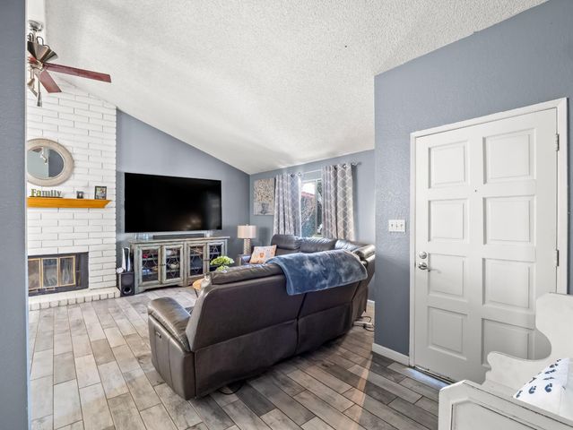 294 N Stanford Avenue, Fresno, CA 93727