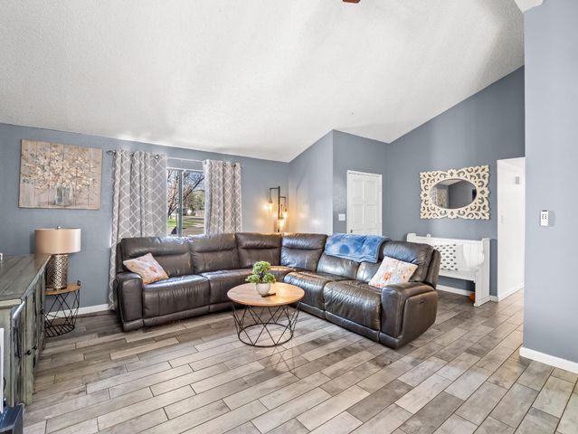 294 N Stanford Avenue, Fresno, CA 93727