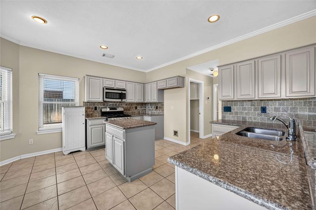 3923 Oak Wood Drive N, Pearland, TX 77581