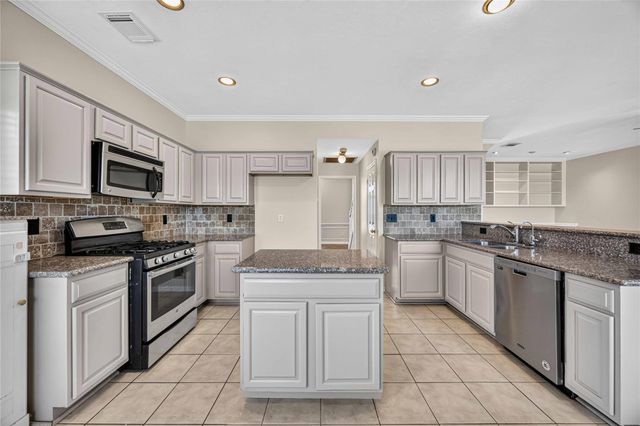 3923 Oak Wood Drive N, Pearland, TX 77581