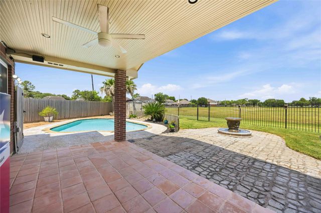 3923 Oak Wood Drive N, Pearland, TX 77581