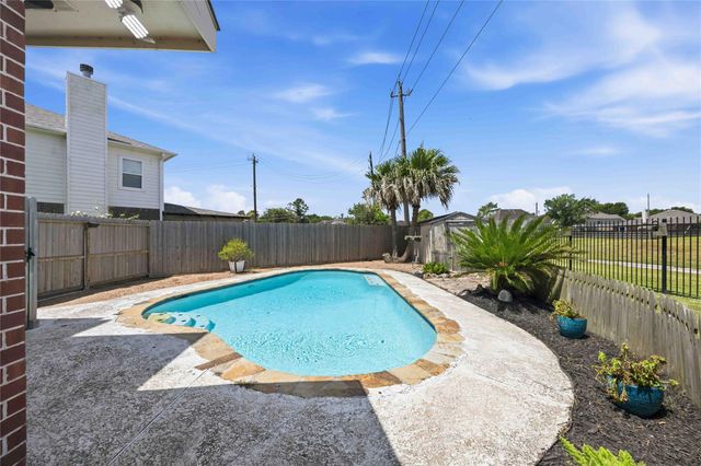 3923 Oak Wood Drive N, Pearland, TX 77581
